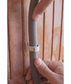 Attache flexible en plastique