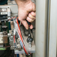 Fixation avec cliquet à tête rotative