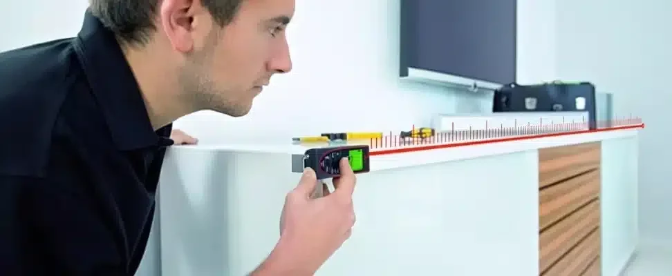 Montre l'utilisation d'un télémètre laser au sein d'un domicile.