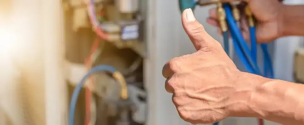 Pouce levé comme pour valider l'installation électrique que l'on voit à l'arrière-plan.