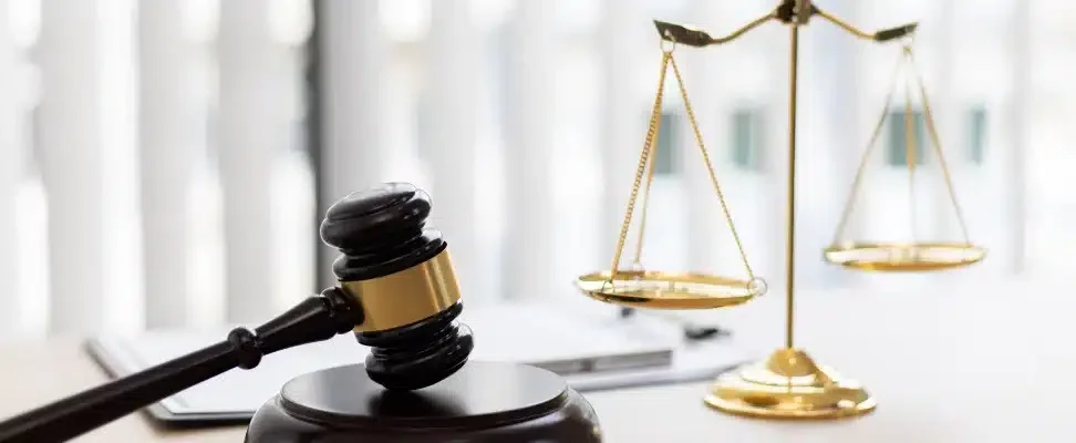 Marteau de juge et une balance, deux symboles de la justice / la loi.