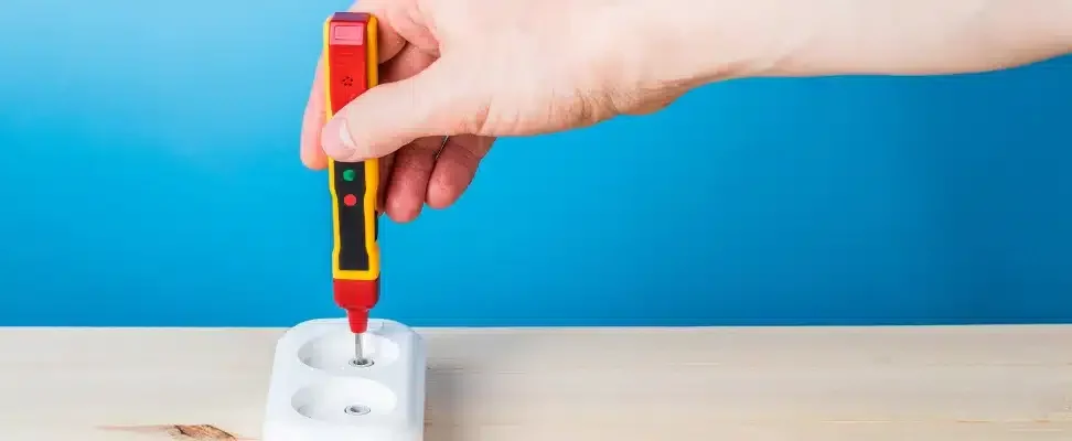 Prise de la tension électrique d'une prise domestique.